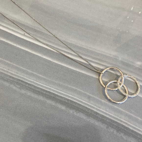 Avon Vintage Silvertone Eternity Necklace - Picture 2 of 5